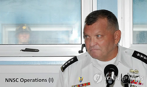 ▲ (판문점 사진공동취재단=연합뉴스) 서먼 유엔군사령관이 27일 판문점에서 열린 7.27 정전협정 58주년 기념식 에서 연설하고 있다. 회담장 밖으로 북한군이 보인다. 2011.7.27ⓒ