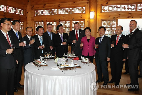 ▲ (서울=연합뉴스) 서명곤 기자 = 30일 저녁 국회 의원동산 사랑재에서 열린 한미연합사령부 지휘부 초청 만찬에서 원유철 국방위원장과 제임스 서먼 한미연합사령관 등이 이야기를 나누고 있다. 왼쪽부터 한나라당 김동성 의원, 민주당 서종표 의원, 자유선진당 이진삼 의원, 민주당 박상천 의원, 제프리 A. 레밍턴 미 7공군사령관, 원유철 국방위원장, 제임스 서먼 한미연합사령관, 미래희망연대 송영선 의원, 민주당 안규백 의원, 정승조 한미연합사 부사령관, 마이클 터커 미2사단장. 2011.8.30 ⓒ