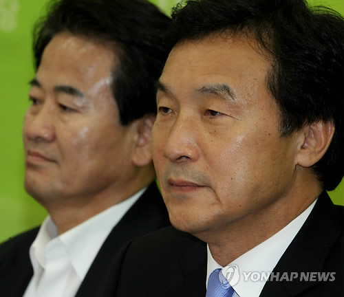 ▲ 민주당 손학규 대표(오른쪽)와 정동영 최고위원이 31일 국회에서 열린 최고위원회의에서 나란히 앉아 있다. ⓒ연합뉴스