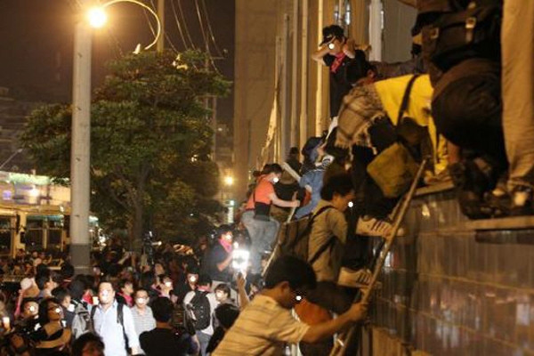 ▲ 대부분의 언론과 '자칭 희망버스 시위대'가 거론하지 않는 게 1차 시위다. 당시 시위대는 회사로 진입해 기물을 파괴하고 경비 아르바이트 직원들을 폭행했다.