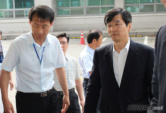 ▲ 1인 시위가 전개되고 있는 이 날 아침 서울시 교육청사로 출근하는 곽노현 교육감. 곽 교육감은 기자들의 질문에도 입을 굳게 다문채 집무실로 들어가기에 급급했다.ⓒ konas.net