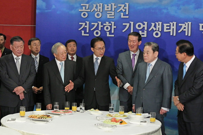 ▲ 이명박 대통령이 31일 오후 서울 중구 남대문로 대한상의에서 가진 30대 대기업 총수들과의 오찬 간담회에 앞서 이야기를 나누고 있다.ⓒ청와대