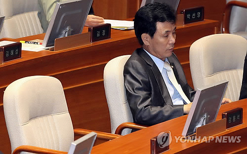 ▲ 국회는 31일 오후 본회의를 열어 강용석 의원 제명안을 무기명 표결에 부쳤으나, 가결 요건인 재적의원 3분의 2(198명)에 못 미쳐 부결됐다. 사진은 국회 본회의장 강 의원의 빈 자리. ⓒ연합뉴스