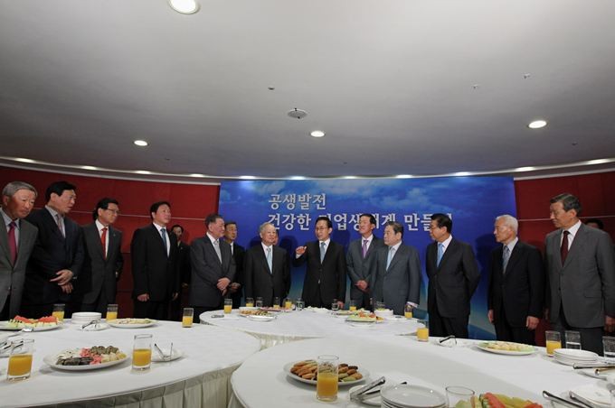 ▲ 이명박 대통령이 31일 서울 중구 대한상의에서 30대 대기업 총수들과 오찬 간담회를 갖기에 앞서 환담을 나누고 있다.ⓒ청와대