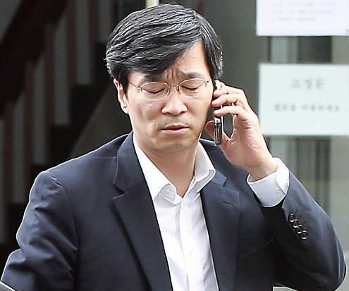 ▲ 심각한 표정으로 전화를 받고 있는 곽노현 서울시교육감 ⓒ연합뉴스