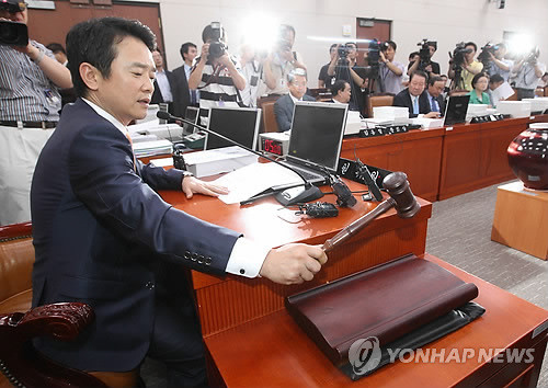 ▲ 지난달 31일 국회 외교통상통일위원회 전체회의에서 남경필 위원장이 의사봉을 두드리고 있다. ⓒ연합뉴스