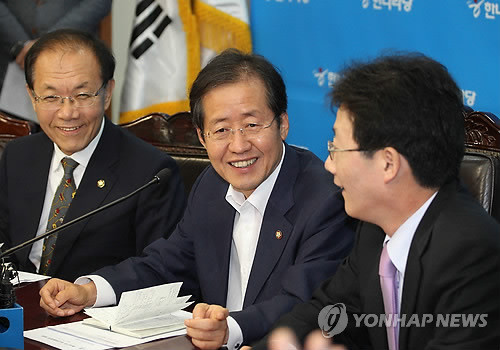 ▲ 한나라당 홍준표대표와 황우여 원내대표, 유승민최고위원이 1일 오전 서울 여의도 한나라당사에서 열린 최고위원회의에서 대화하고 있다. ⓒ연합뉴스