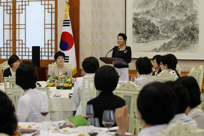 ▲ 이명박 대통령 부인 김윤옥 여사가 1일 금융업계 지점장급 이상 여성 임원들을 청와대로 초청, 격려의 말을 하고 있다.ⓒ청와대