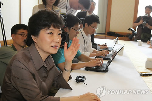 ▲ 한나라당 박근혜 전 대표가 1일 오후 국회 귀빈식당에서 대북문제에 대한 자신의 견해를 설명하고 있다. ⓒ연합뉴스