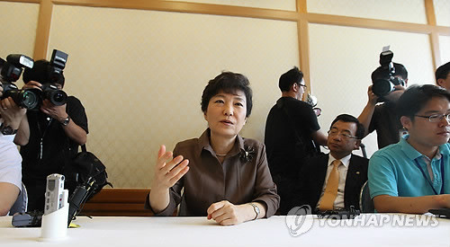 ▲ 한나라당 박근혜 전 대표가 1일 오후 국회 귀빈식당에서 북핵문제에 대한 자신의 견해를 밝히고 있다. ⓒ연합뉴스