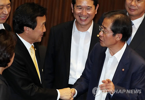 ▲ 1일 국회 본회의장에서 열린 18대 국회 마지막 정기국회 개회식에서 한나라당 홍준표 대표와 민주당 손학규 대표가 악수를 하고 있다. ⓒ연합뉴스