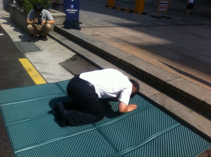 ▲ "종북주의 민노당과의 통합은 안됩니다" 최홍재 남북청년행동 대표가 1일 오전 서울 여의도 진보신당 앞에서 통합을 반대하는 일천배를 올리고 있다.ⓒ 뉴데일리