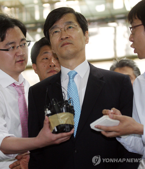 ▲ 2일 오전 곽노현교육감이 서울시교육청으로 출근하고 있다. 검찰은 이 날 오전 8시경 곽 교육감의 자택을 압수수색했다.ⓒ 연합뉴스