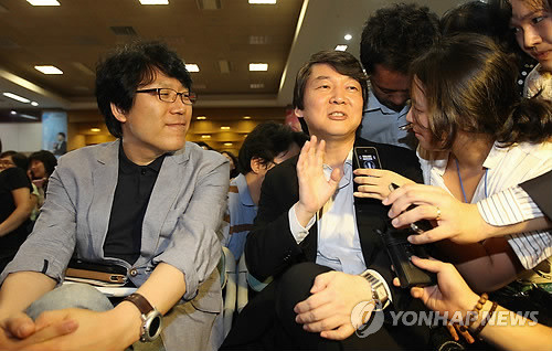 ▲ 10.26 재보궐선거 서울시장 출마 가능성에 세인들의 관심이 집중되고 있는 가운데 안철수 서울대 융합과학기술대학원장이 2일 오후 서울 서대문 구청에서 열린 `2011희망공감청춘콘서트'에 시골의사 박경철과 함께 참석, 취재진들의 질문세례를 받고 있다.ⓒ 연합뉴스