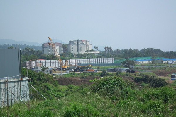▲ 해군은 2일 경찰의 경비 하에 공사현장 주변 보호펜스 설치를 마무리지었다.