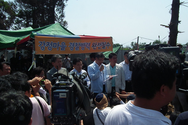 ▲ 제주도 의회 의장 등 야당 도의원들이 2일 정오 무렵 해군의 보호펜스 설치에 반발해 기자회견을 갖고 있다.