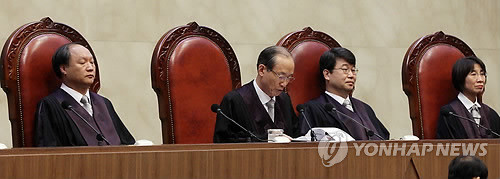 ▲ 이용훈 대법원장을 비롯한 대법관들이 2일 오후 서울 서초동 대법원 대법정에서 판결문을 읽고 있다.