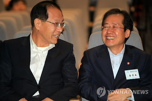 ▲ 2일 천안 지식경제공무원교육원에서 열린 한나라당 연찬회에 참가한 홍준표 대표와 황우여 원내대표가 얘기를 나누고 있다. ⓒ연합뉴스