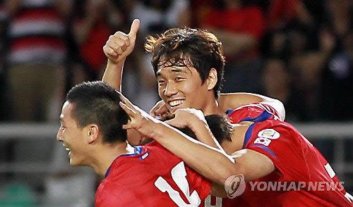 ▲ 2일 경기 고양시 종합운동장에서 열린 2014브라질월드컵 3차예선 한국-레바논전에서 지동원이 세번째 골을 성공시키자 박주영이 함께 환호하고 있다.   이날 경기는 6-0으로 한국이 승리했다.