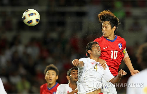 ▲ 박주영이 2일 경기 고양시 종합운동장에서 열린 2014브라질월드컵 3차예선 한국-레바논전에서 레바논 윤스를 제치고 뛰어올라 헤딩슛을 시도하고 있다.