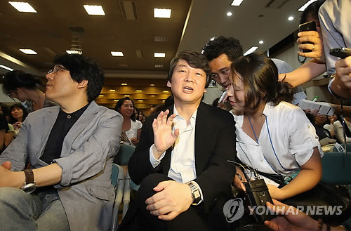 ▲ 서울시장 보궐선거에서 무소속 출마를 고려하고 있는 안철수 서울대 융합과학기술대학원장이 2일 서울 서대문 구청에서 열린 `2011희망공감청춘콘서트'에 참석, 취재진들의 질문세례를 받고 있다. ⓒ연합뉴스