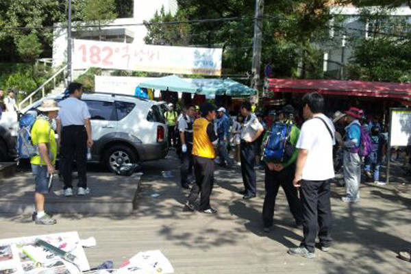 ▲ 3일 오전 10시 25분 경 탈북자 J씨와 그 아들이 정체를 알 수 없는 4~5명의 40대 괴한들에게 폭행을 당했다. 사진은 도봉1파출소 경찰들이 출동한 뒤의 모습.