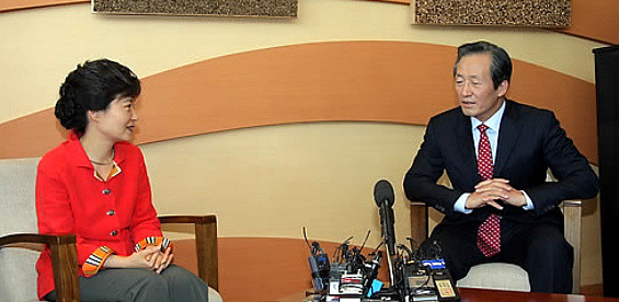 ▲ 2009년 당시 한나라당 정몽준 신임 대표와 박근혜 전 대표가 국회 의정관 가배두림에서 환담하고 있다.ⓒ 연합뉴스