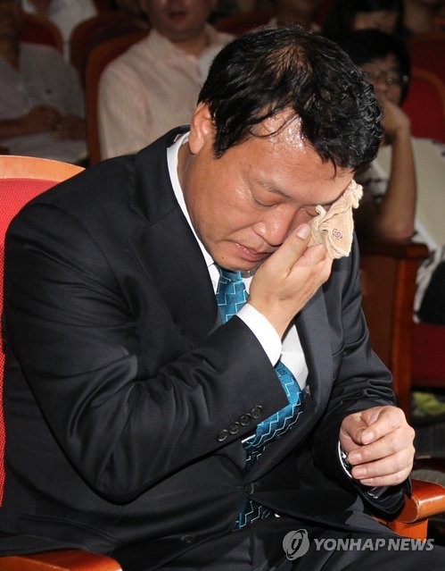 ▲ 통합 부결후 땀을 닦는 조승수 대표(연합뉴스)