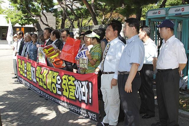 ▲ 종북좌익척결단 등 우파시민단체 회원들이 5일 오전 서울 중앙지검 앞에서 곽노현 교육감의 구속수사를 촉구하는 집회를 열고 있다.ⓒ 사진 올인코리아