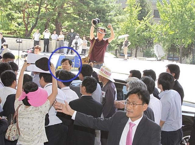 ▲ 5일 오전 11시, 서울 중앙지검 앞에 도착한 곽노현 교육감을 취재진과 집회참가자들이 에워싸고 있다.ⓒ 사진 올인코리아