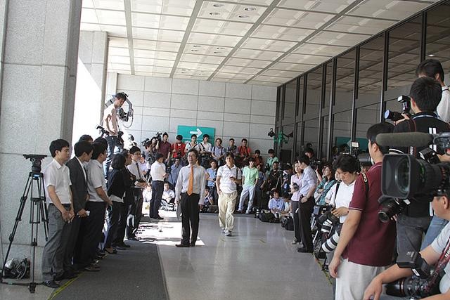 ▲ 중앙지검 1층 현관에서 곽노현 교육감의 출석을 기다리는 취재기자들.ⓒ 사진 올인코리아