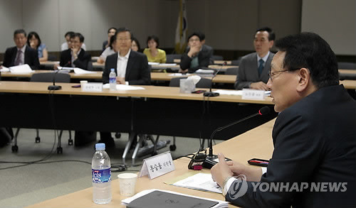 ▲ 사진 = 교과부장관 자문기구인 대학구조개혁위 홍승용 위원장 주재로 지난 7월 15일 오후 정부중앙청사에서 열린 포럼이 열리고 있다. 일본의 대학 구조조정 사례와 사립대학 구조개선의 촉진 및 지원에 관한 법률안에 대한 토론으로 진행됐다.