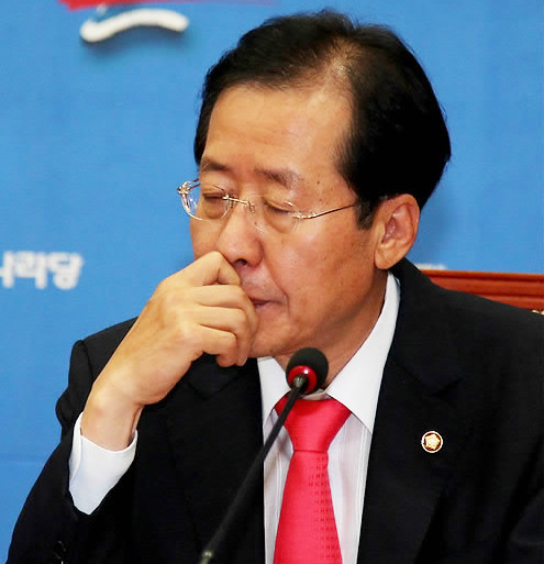 ▲ 한나라당 홍준표 대표가 5일 국회 대표실에서 열린 여성경제인협회 간담회에서 생각에 잠겨 있다. ⓒ연합뉴스