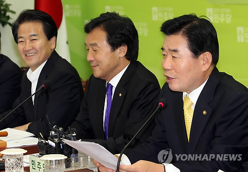 ▲ 5일 오전 국회에서 열린 민주당 최고위원회의에서 손학규 대표와 정동영 최고위원이 밝은 표정을 짓고 있다. ⓒ연합뉴스