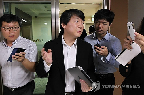 ▲ 안철수 서울대 융합과학기술대학원장이 6일 오전 서울 여의도 자택을 나서면서 기자들의 질문에 답하고 있다. ⓒ연합뉴스