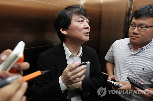 ▲ 안철수 서울대 융합과학기술대학원장이 6일 오전 서울 여의도 자택을 나서고 있다.   안 원장은 이날 서울시장 보궐선거 출마에 대한 기자들의 질문에 