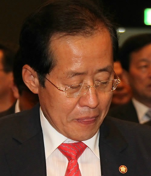 ▲ 한나라당 홍준표 대표가 6일 안철수-박원순 단일화 발표에 앞서 열린 정몽준 의원 출판기념회에서 생각에 잠겨있다. ⓒ연합뉴스