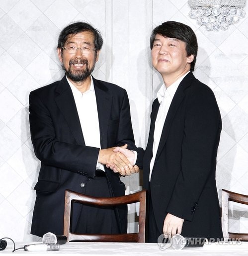▲ 박원순 희망제작소 상임이사와 안철수 서울대 융합과학기술 대학원장이 6일 오후 서울 종로구 세종문화회관 지하 한 음식점에서 서울시장 보궐선거 후보 단일화에 관한 입장을 발표한 뒤 악수를 하고 있다.ⓒ 연합뉴스