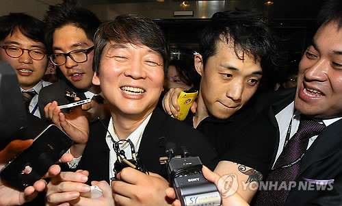 ▲ 안철수 서울대 융합과학기술대학 원장이 6일 오후 서울시장 후보 단일화 관련 기자회견을 마치고 회견장을 나서고 있다. 안 원장은 이날 서울시장 후보에 출마하지 않겠다고 발표했다.ⓒ연합뉴스