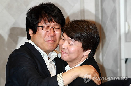 ▲ '시골의사' 박경철씨가 6일 오후 종로구 세종문화회관에서 열린 서울시장 후보 단일화 관련 기자회견에서 안철수 서울대 융합과학기술대학 원장과 눈물의 포옹을 하고 있다. ⓒ 연합뉴스