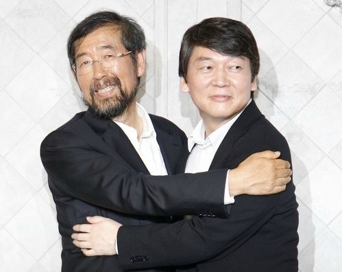 ▲ 6일 박원순 희망제작소 상임이사와 안철수 서울대 융합과학기술대학원장이 기자회견을 갖고 박 이사로 후보 단일화에 합의했다. ⓒ 연합뉴스