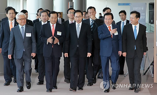 ▲ 이명박 대통령이 7일 오전 광주시 김대중컨벤션센터에서 열린 '2011 지역발전주간 개막식'에 참석, 강운태 광주시장 등 각 시도지사 등과 입장하고 있다. ⓒ연합뉴스