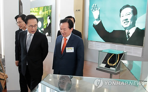 ▲ 이명박 대통령이 7일 오전 광주시 김대중컨벤션센터에서 열린 '2011 지역발전주간 개막식'에 참석, 1층 김대중 전대통령 전시관을 둘러보고 있다. ⓒ연합뉴스