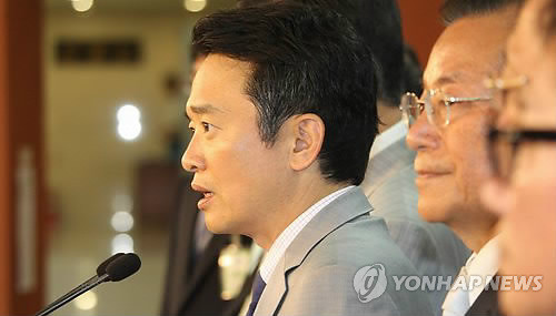 ▲ 국회 외교통상통일위원장인 한나라당 남경필 의원이 7일 국회 정론관에서 남북경협기업 대표들과 함께 남북경협기업의 실태조사 보고서를 발표하고 있다. ⓒ연합뉴스