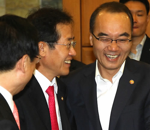 ▲ 한나라당 홍준표 대표가 7일 오전 국회 귀빈식당에서 열린 고위당정협의회에서 박재완 기획재정부 장관과 활짝 웃으며 이야기를 나누고 있다. ⓒ연합뉴스