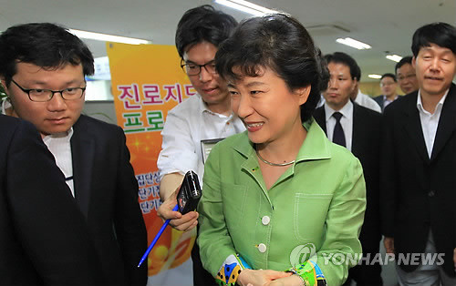 ▲ 한 언론사 여론조사에서 안철수 서울대 융합과학기술대학원장의 지지율이 한나라당 유력 대권주자인 박근혜 전 대표를 앞선 것으로 나온 가운데 7일 오후 인천시 남동구 인천고용센터를 방문한 박 전 대표가 취재진의 질문을 받고 있다. ⓒ연합뉴스