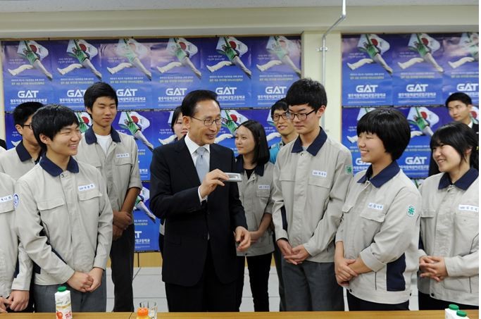 ▲ 이명박 대통령이 7일 광주 소재 마이스터고를 방문, 학생들을 격려하는 자리에서 학생들이 만든 열쇠고리를 선물받고 즐거워 하고 있다.ⓒ청와대