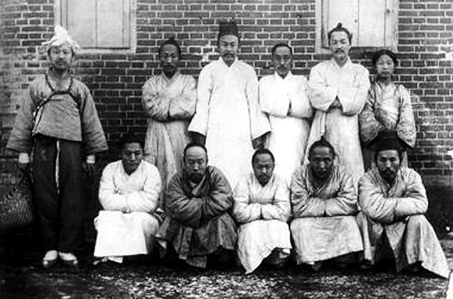▲ 1903년 한성감옥서 6년간 복역한 종신죄수 이승만이 중죄수의 모자를 쓰고 서있다.(왼쪽)ⓒ