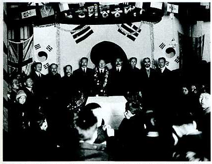 ▲ 1920년11월 상해임시정부의 첫 대통령에 취임하는 이승만.