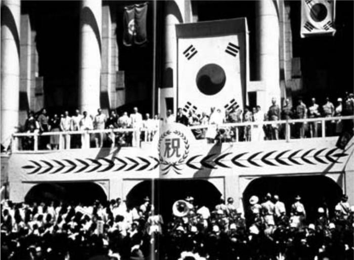 ▲ 1948년 8월15일 대한민국을 건국한 이승만 대통령이 연설하고 있다. 중앙청에서 열린 건국선포식.